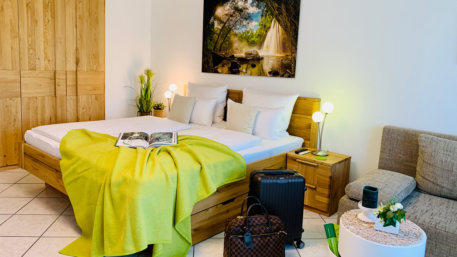 Schlafbereich mit großem Schrank im Business Apartment in Konstanz am Bodensee