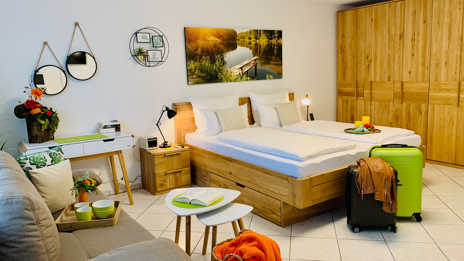 Wohnbereich mit Sofa, Schrank und Sideboard im Apartment in Konstanz am Bodensee