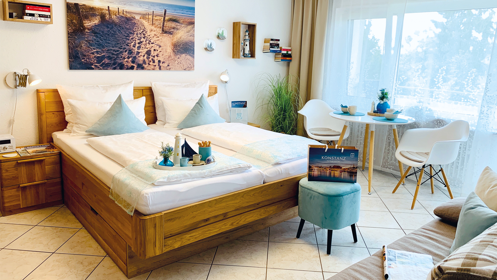 Wohn- und Schlafbereich mit Bett und Fenster im Apartment in Konstanz am Bodensee
