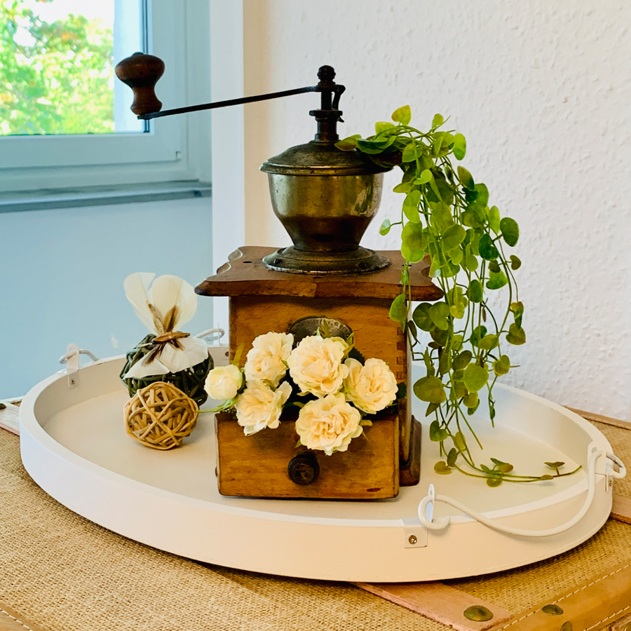 Dekoration mit alter Kaffeemühle auf Überseekoffer im Apartment in Konstanz am Bodensee
