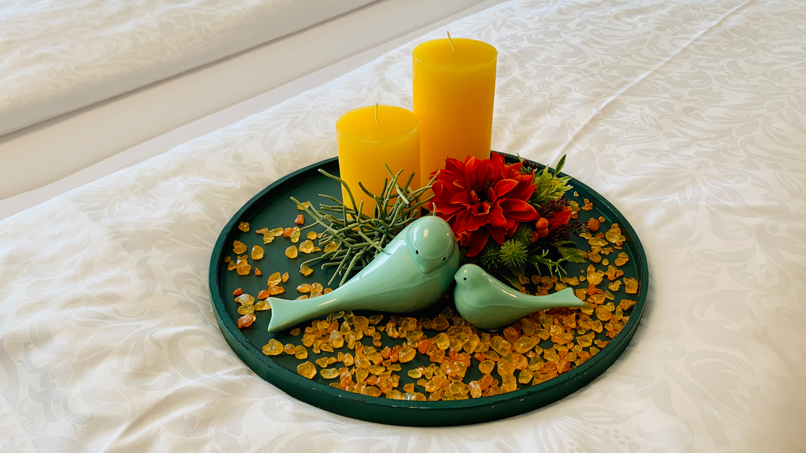 Süße Dekoration mit Kerzen und Keramikvögel