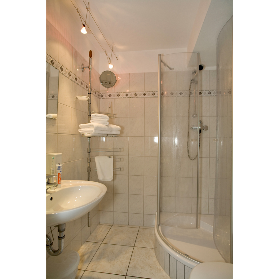 Modernes Badezimmer im Apartment „Zeit des Reisens“ in Konstanz am Bodensee
