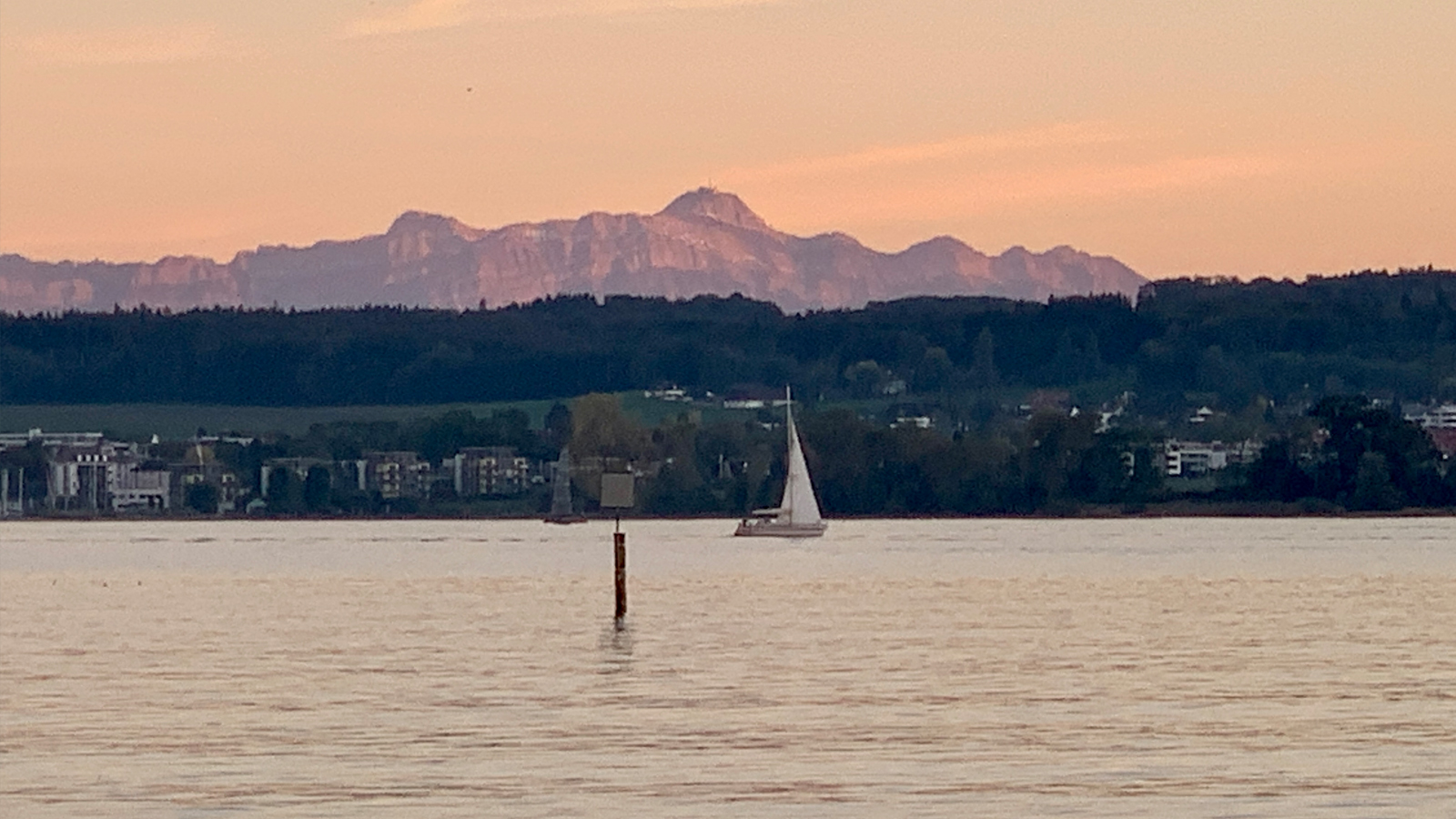 Abendstimmung in Orange über dem See